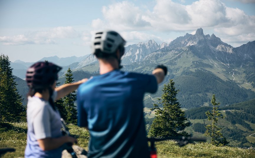 Mountain bike holidays in Flachau © Tobias Köhler Two cyclists looking at mountain panorama in the Alps on a sunny day