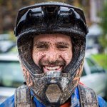 Mountain Bike Holidays © Pfaffenbichler KG Lächelnder Mann mit schmutzigem Gesicht und Helm nach Mountainbiken