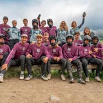 Mountain Bike Holidays © Elements Outdoor Sports Gruppenfoto von Mountainbikern in Schutzkleidung und Trikots in einer Berglandschaft