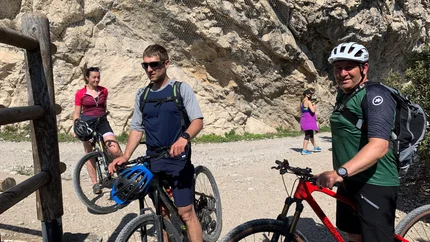 Au - Schoppernau | Round tour to the Lug © Alpen Hotel Post Four cyclists with mountain bikes on rocky mountain trail