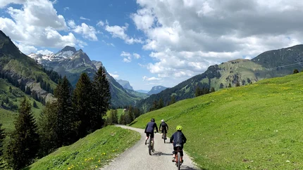 Schröcken - Auenfeld - Hochtannbergpass - Warth © Alpen Hotel Post Three people biking on a mountain path under a partly cloudy sky