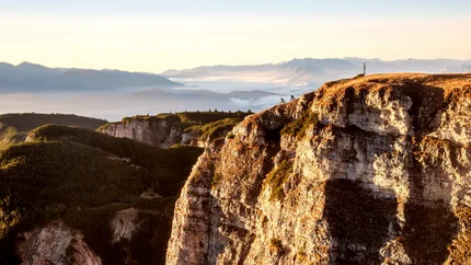 100 POINTED BENDS TOUR © WOM Medien Two cyclists riding along a cliff with a mountainous landscape
