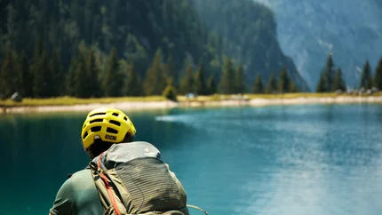 EIBSEE TOUR © David Karg Mountain biker with yellow helmet by mountain lake