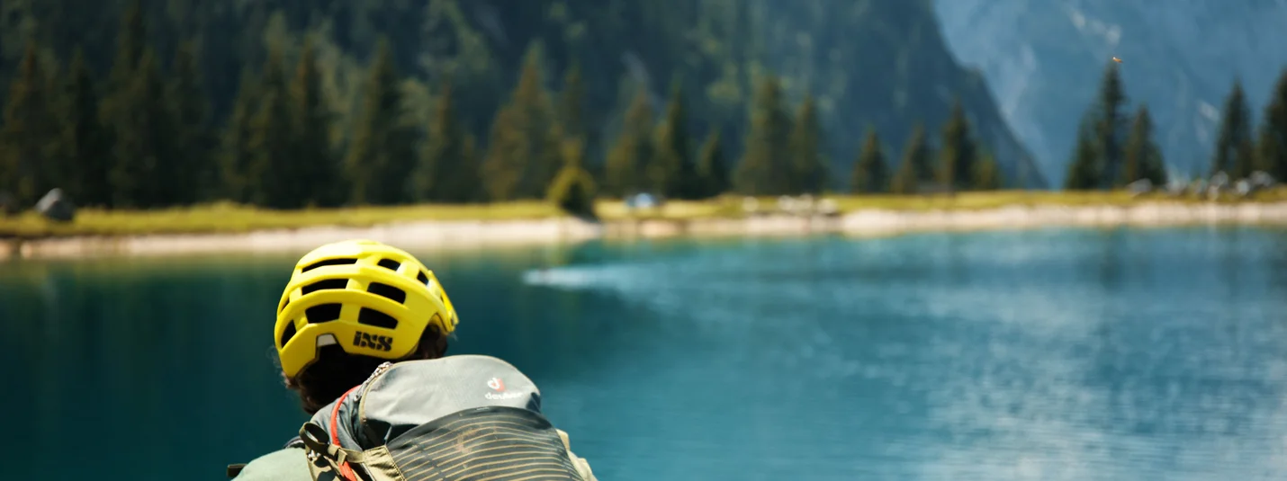 EIBSEE TOUR © David Karg Mountain biker with yellow helmet by mountain lake