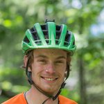 Mountain Bike Holidays © Hotel Koros Junger Mann mit grünem Helm und orangefarbenem T-Shirt im Freien