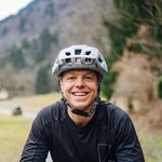 Mountain Bike Holidays © Martin Hoffmann Lächelnder Radfahrer mit Schutzhelm auf Waldweg im Freien