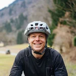 Mountain Bike Holidays © Martin Hoffmann Lächelnder Radfahrer mit Schutzhelm auf Waldweg im Freien