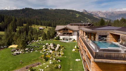 Hotel Gran Paradiso © Davide dal Mas Hotel mit Pool auf Balkon und grüner Berglandschaft im Hintergrund