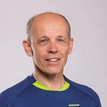 Mountain Bike Holidays Mann trägt blaues Mountain Bike Holidays T-Shirt und grüne Hose