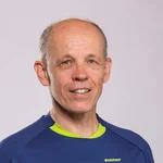 Mountain Bike Holidays © WOM Medien Mann trägt blaues Mountain Bike Holidays T-Shirt und grüne Hose