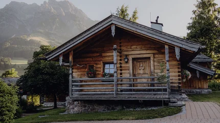 Schwarzleo circuit: through the idyllic valley from Puradies © Lukas Reschreiter Wooden cabin in the mountains with garden and mountain view