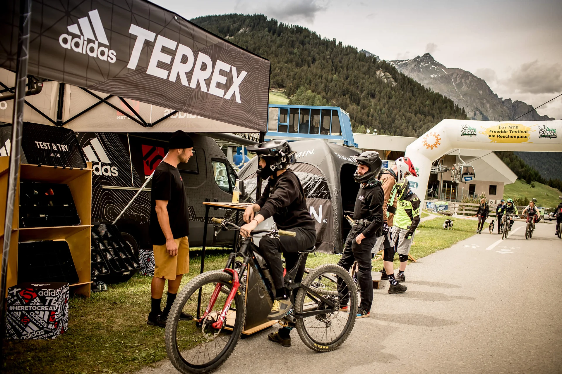 Mountain Bike Holidays © Anne Kaiser Photography Mountainbiker testen Ausrüstung bei adidas Terrex Stand im Bergfestival