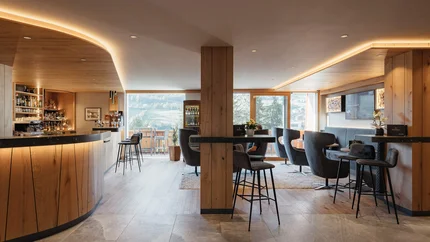 Hotel Digon © Alex Moling Moderne Bar mit Holzvertäfelung und Fenster mit Blick auf die Berge