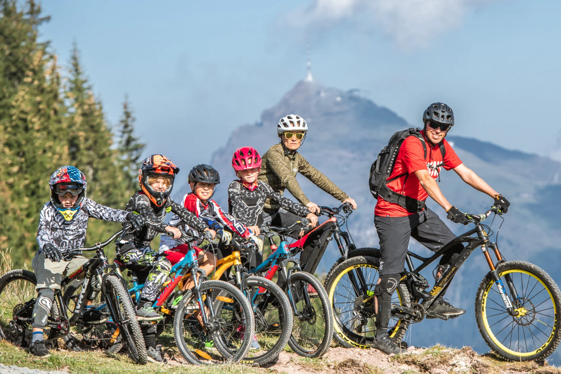 Mountain Bike Holidays © Michael Werlberger Gruppe von Radfahrern mit Helmen auf Bergpfad vor Bergkulisse
