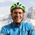 Mountain Bike Holidays © Hotel Pider Mann in Fahrradhelm vor schneebedeckten Bergen