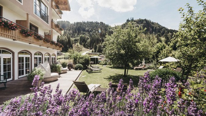 Mountain Bike Holidays © Biohotel Rupertus Hotelgarten mit Lavendel, Liegestühlen und Berglandschaft im Hintergrund