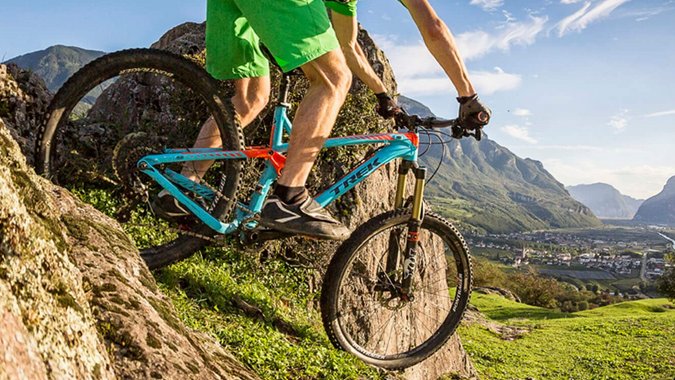 Mountain Bike Holidays © WOM Medien - Andreas Meyer Mountainbiker fahren auf einem felsigen Abhang bei sonnigem Wetter.