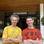 Mountain Bike Holidays © Biohotel Rupertus Zwei Männer mit verschränkten Armen vor dem Rupertus-Hotel