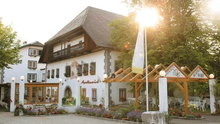 Landhotel Agathawirt © Landhotel Agathawirt Schenner Gesbr. Traditionelles Gasthaus mit Blumendekor und Sonnenschein am Nachmittag