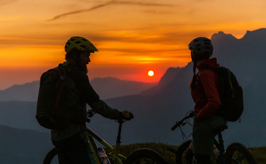 Mountain bike holidays in the Tiroler Zugspitz Arena © David Karg Two mountain bikers watching the sunset in the mountains