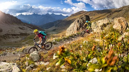 Velill Trail © WOM Medien - Andreas Meyer Two mountain bikers riding on a rocky mountain trail in sunny weather