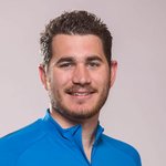 Mountain Bike Holidays © WOM Medien Mann in blauem Mountainbike-Trikot vor hellem Hintergrund