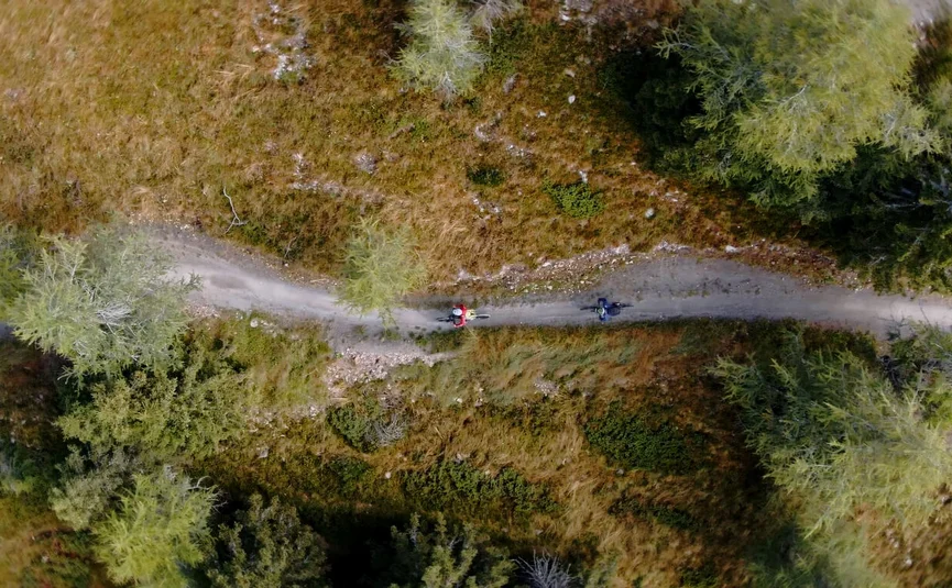 Mountain Bike holidays in the Weissensee region © David Karg Two cyclists on a forest trail viewed from above