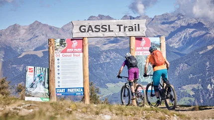 Gassl Trail © Tobias Köhler Two mountain bikers starting on Gassl Trail with mountain background