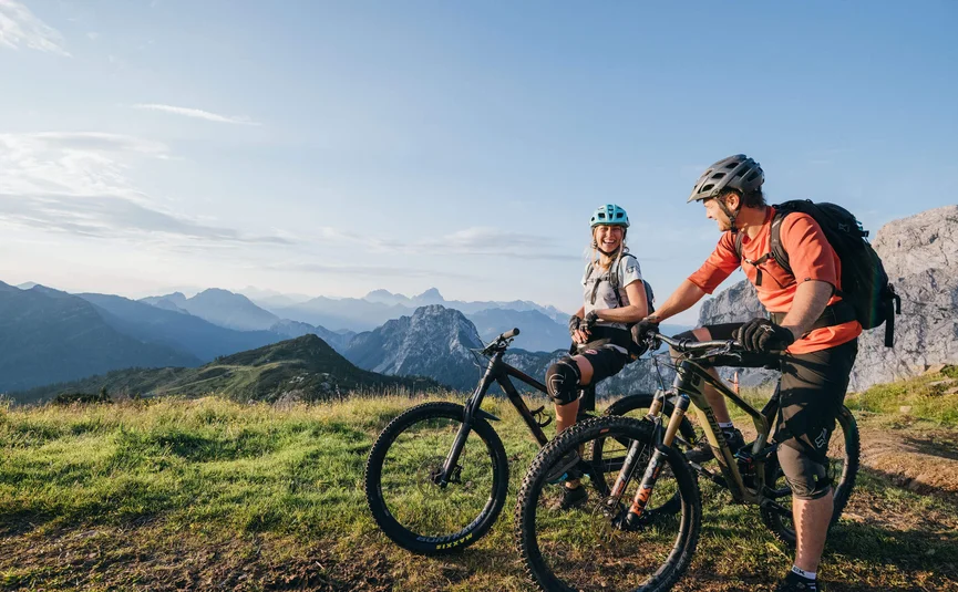 Mountain Bike holidays in the Weissensee region © Nassfeld.at - Sam Strauss Two mountain bikers resting in the mountains at sunset