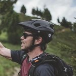 Mountain Bike Holidays © BikeSchool Rideon Soelden Zwei Mountainbiker geben sich mit Handschuhen ein High-Five im Wald