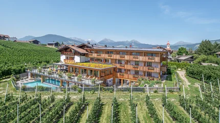 Hotel Jonathan © Hannes Niederkofler Hotel mit Weinberg und Bergen im Hintergrund bei klarem Himmel