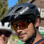 Mountain Bike Holidays © Hotel Planja Mann mit schwarzem Bluegrass-Fahrradhelm und Sonnenbrille im Freien
