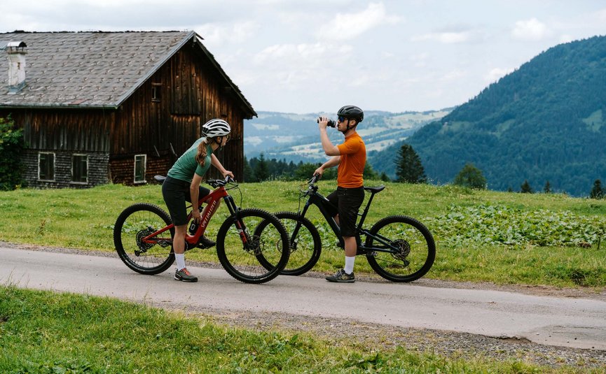 Mountain bike holiday in the Bregenzerwald © Bregenzerwald Tourismus - Christina Neubauer Two cyclists taking a break by a hut in the mountains