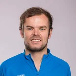 Mountain Bike Holidays © WOM Medien Mann in blauem Mountain-Bike-Shirt und Jeans vor grauem Hintergrund