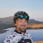 Mountain Bike Holidays © Alpenhotel Landhaus Küchl Radfahrer vor Bergsee und Gipfel im Sonnenlicht