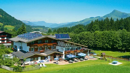 Alpenhotel Landhaus Küchl © Alpenhotel Landhaus Küchl Alpenhaus mit Solarpanels und Terrasse in grüner Berglandschaft