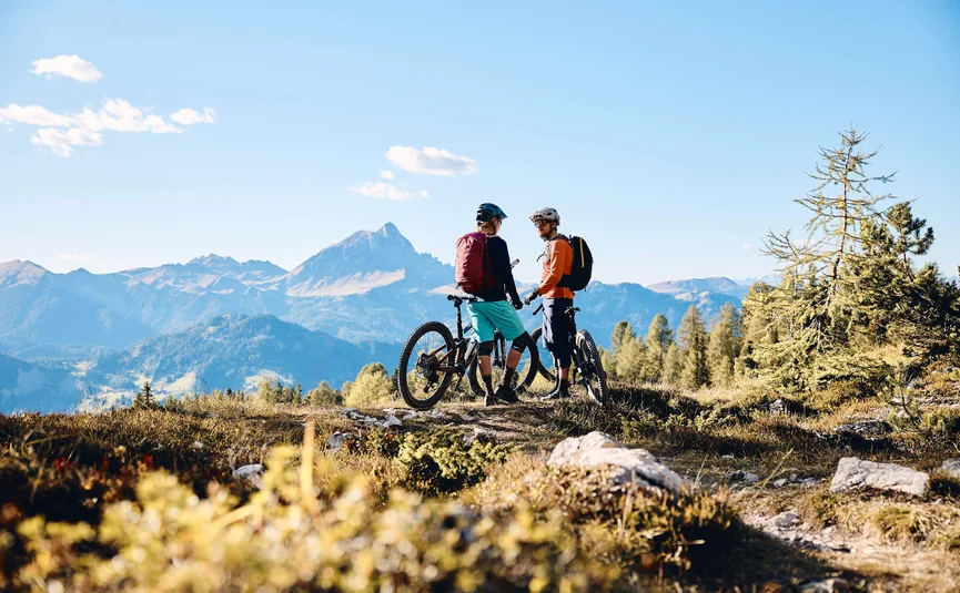 Mountain bike holidays in Alta Badia © Tobias Köhler Two mountain bikers with bikes standing in the mountains under clear sky