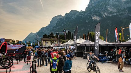 Bike Festival Riva del Garda © APTGardaDolomitiSpA ph Castagna BIKEFESTIVAL - EVENT ExpoArea People at a bike fair with mountains in the background