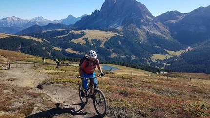 Rienzbrücken Tour © Hotel Jonathan Mountain biker riding on a trail with mountain scenery in the background