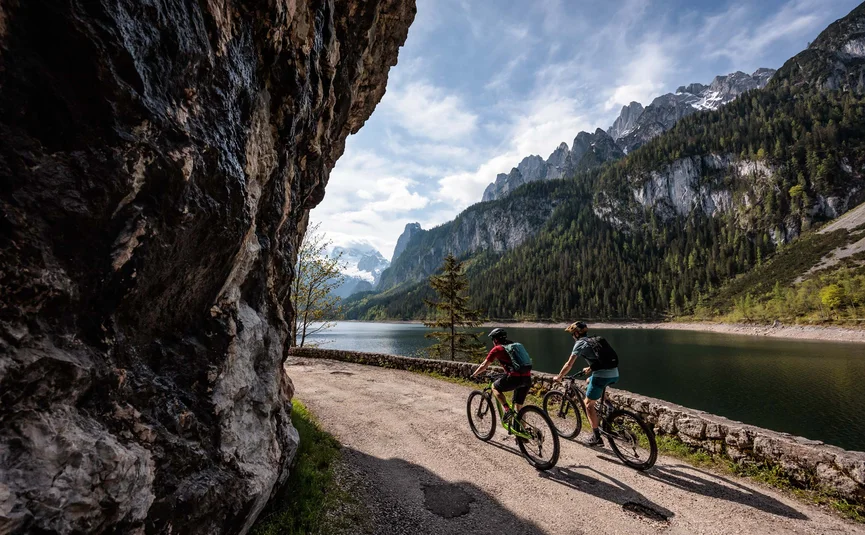 Mountain bike holiday in the Salzkammergut © Bikeboard.at - Erwin Haiden Two cyclists ride along a mountain lake