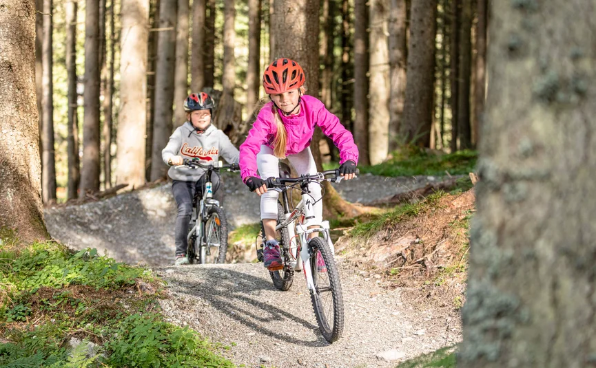 Mountain bike holiday in the Zillertal © Zillertal Arena Children riding bikes on a forest trail