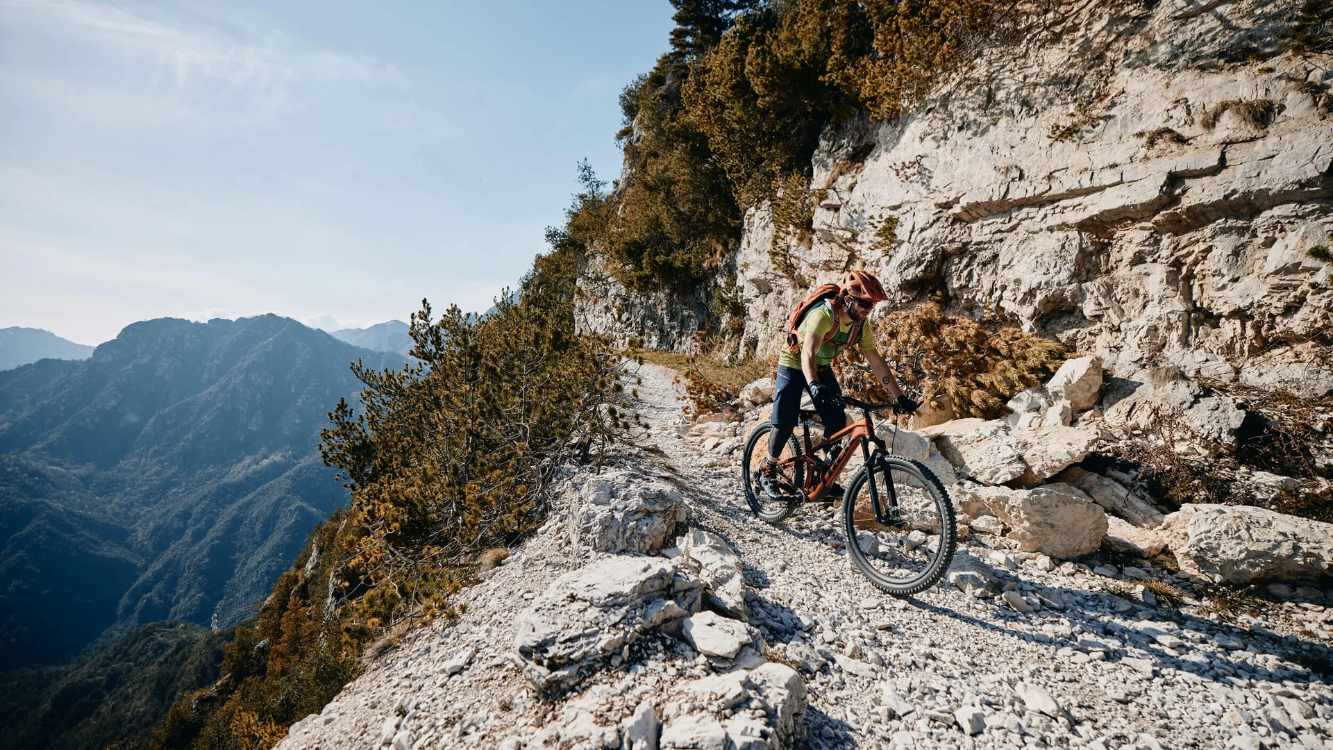 Mountain Bike Holidays © Tobias Köhler Mountainbiker fährt auf steinigem Pfad in den Bergen