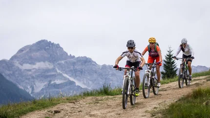Griessenkar - Mayrdörfl MTB Tour © Erwin Haiden Three mountain bikers riding on a trail with mountains in the background