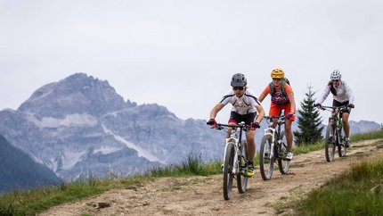 Griessenkar - Mayrdörfl MTB Tour © Erwin Haiden Three mountain bikers riding on a trail with mountains in the background