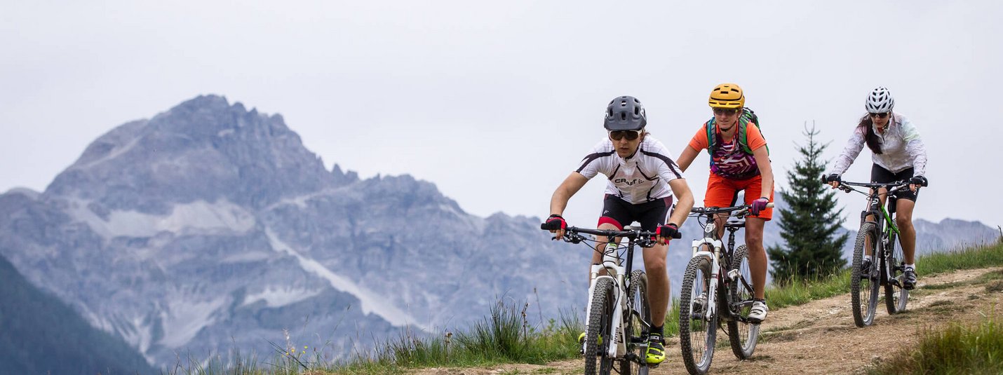 Griessenkar - Mayrdörfl MTB Tour © Erwin Haiden Three mountain bikers riding on a trail with mountains in the background