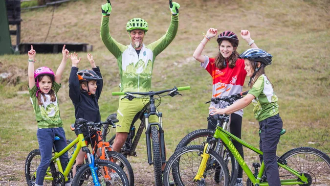 Mountain Bike Holidays © Heiko Mandl Radfahrergruppe mit Kindern und Erwachsenen feiert im Freien mit Fahrrädern