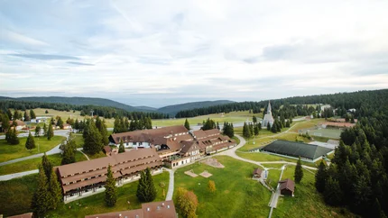 Hotel Planja © Hotel Planja Luftaufnahme eines Ferienresorts in einer grünen, hügeligen Landschaft mit Wald