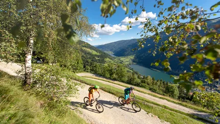 Twee meren tour © Franz Gerdl Twee mountainbikers op bergpad met uitzicht op vallei en meer