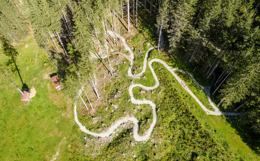 Mountain bike holiday in the Zillertal © Zillertal Arena Aerial view of a winding mountain bike trail in the forest