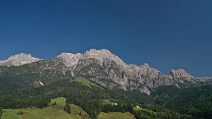 From Puradies to Saalfelden with views of the Leogang mountains and the Steinerne Meer © Klemens Koenig View of green hills and rugged mountain peaks under clear sky